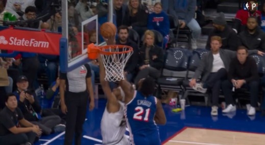 这也行？恩比德明显干扰球裁判没吹 好像还动手拉纳吉球衣了